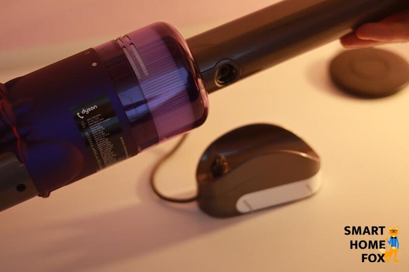 Placing the vacuum cleaner on the wall mount/charging station